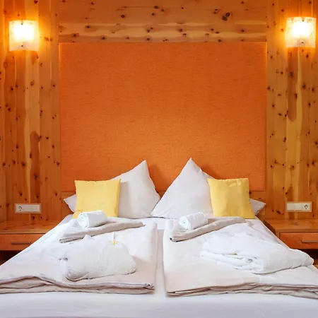 ホテル Kuenstleralm カプルーン