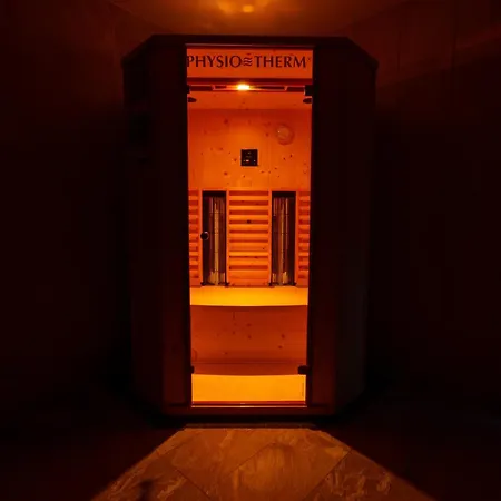 ホテル Kuenstleralm カプルーン