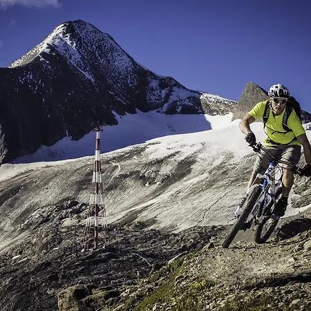 ホテル Kuenstleralm カプルーン